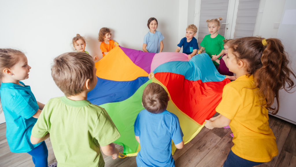 Imagen de un grupo de niños jugando con una manta de colores
