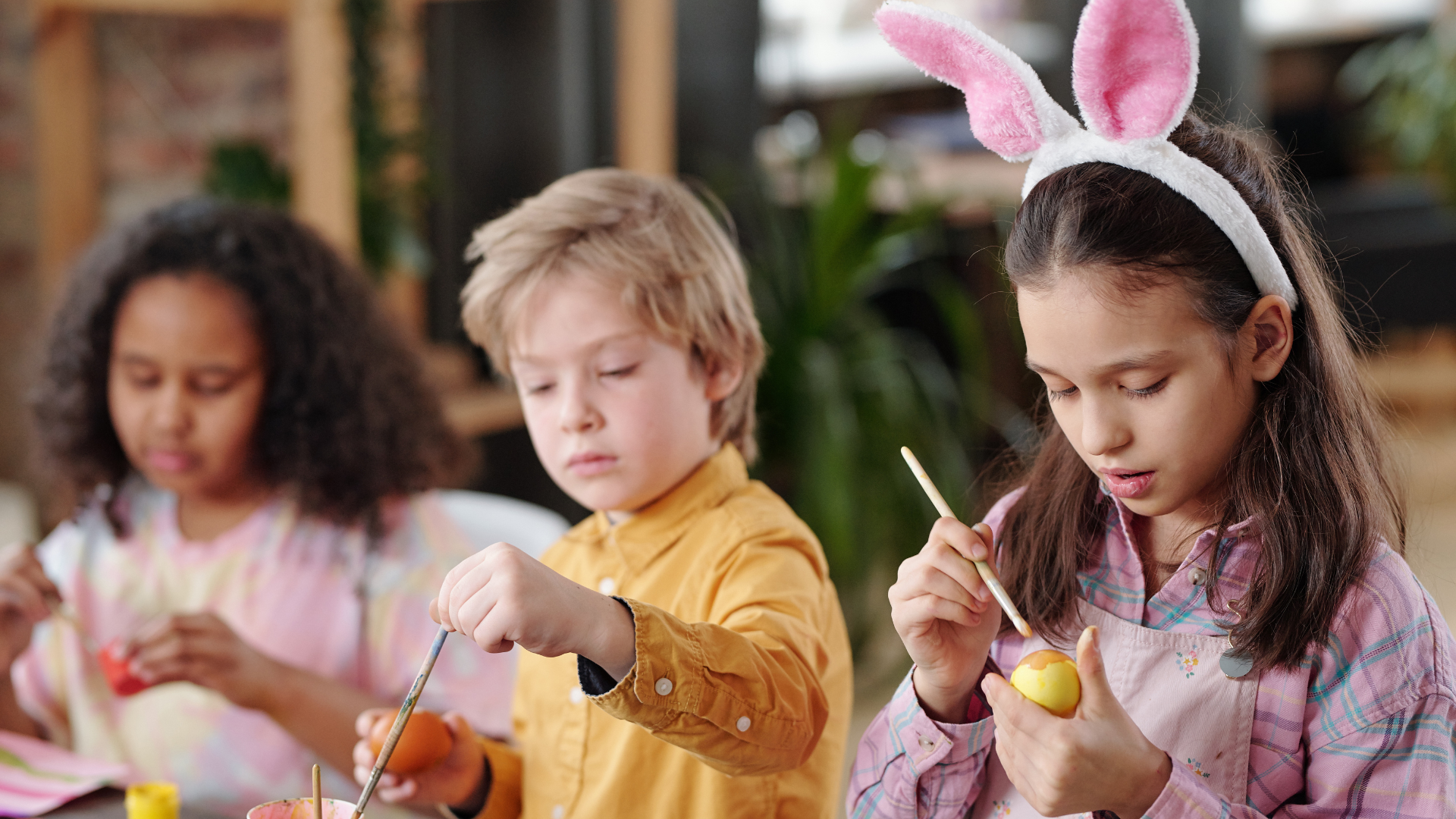 Grupo de niños y niñas jugando a tirar de la cuerda